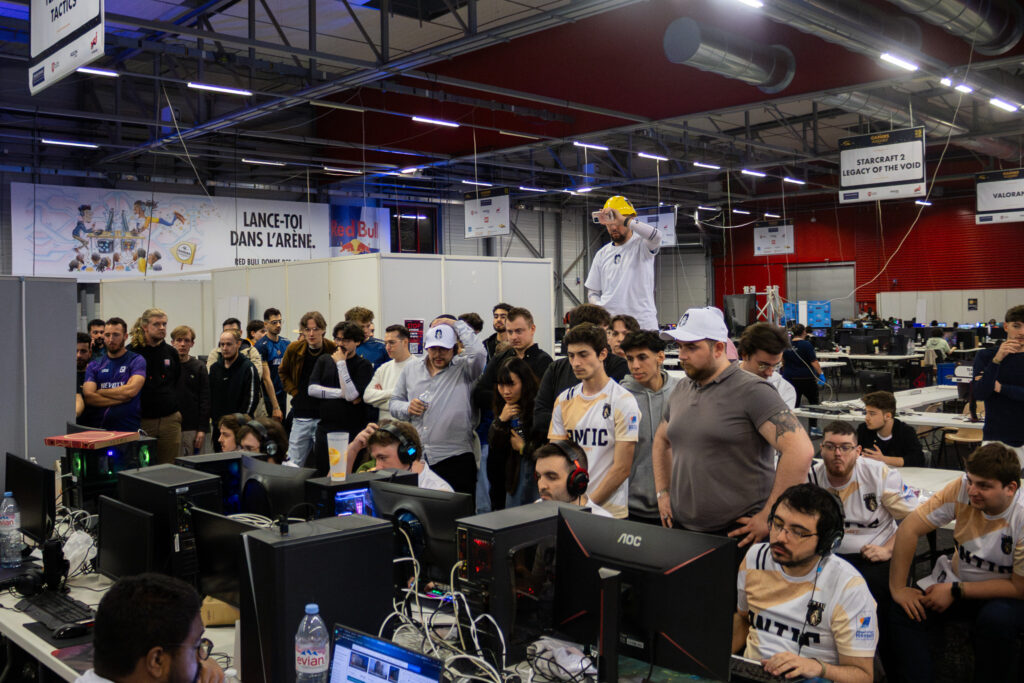 L'équipe League of Legends d'Antic Esport en compétition à la Gamers Assembly 2025