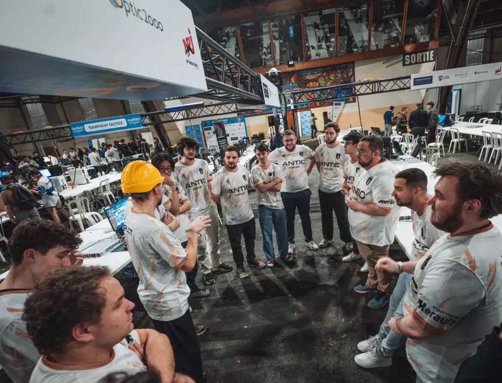 Joueurs et staff d’Antic Esport réunis en cercle à la Gamers Assembly 2026